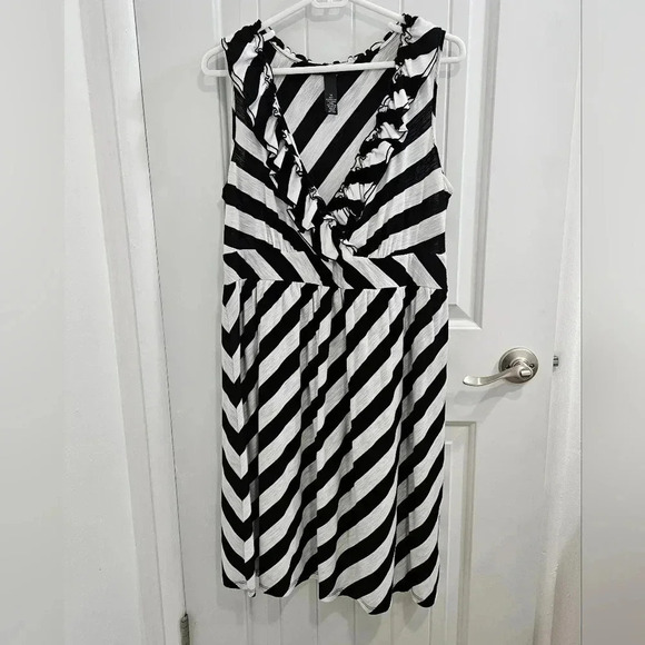 INC International Concepts Black and White Stripe Knee Length Dress - Size 1X - Picture 5 of 10